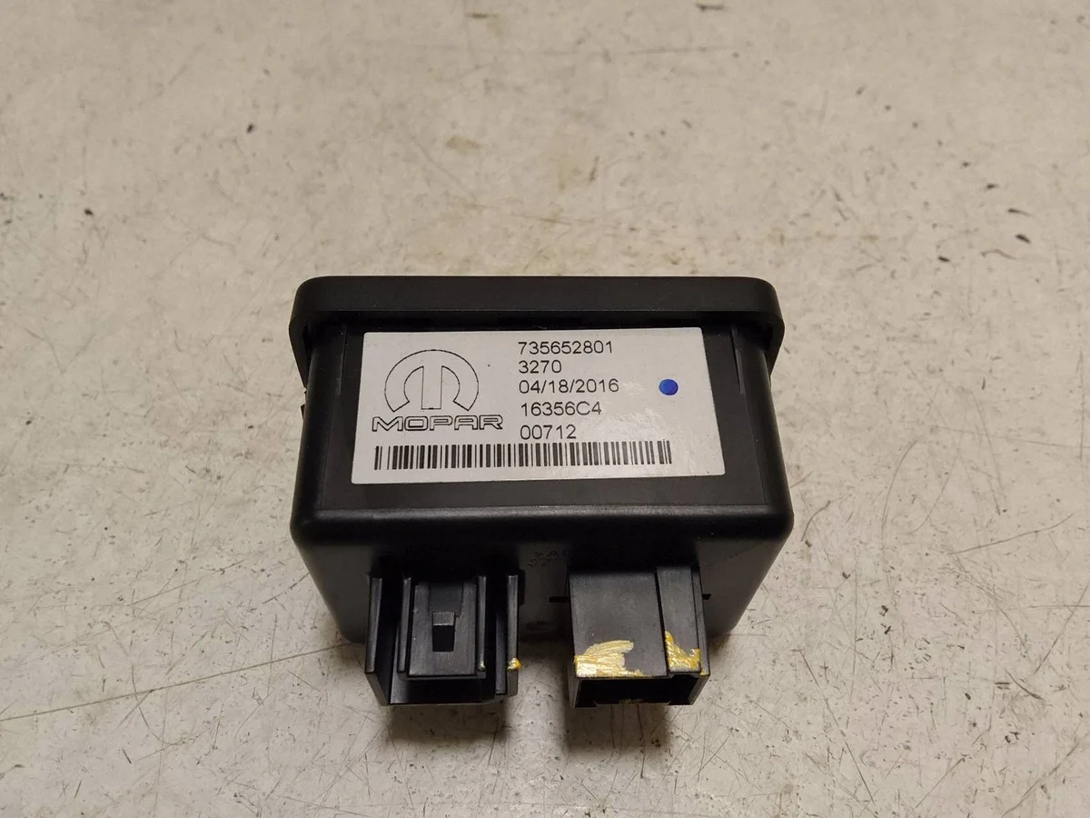 Fiat Tipo USB AUX Socket 735652801 image 3