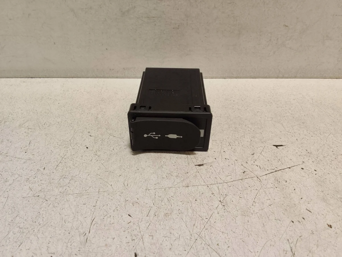 USB-uttag Lexus NX 86190-11010