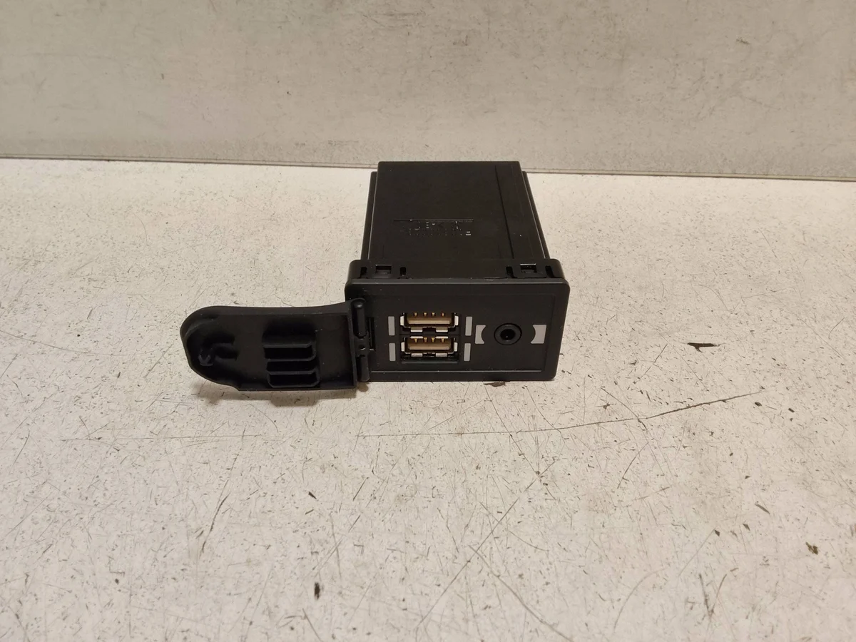 Lexus NX 86190-11010 Tomada USB thumbnail 1