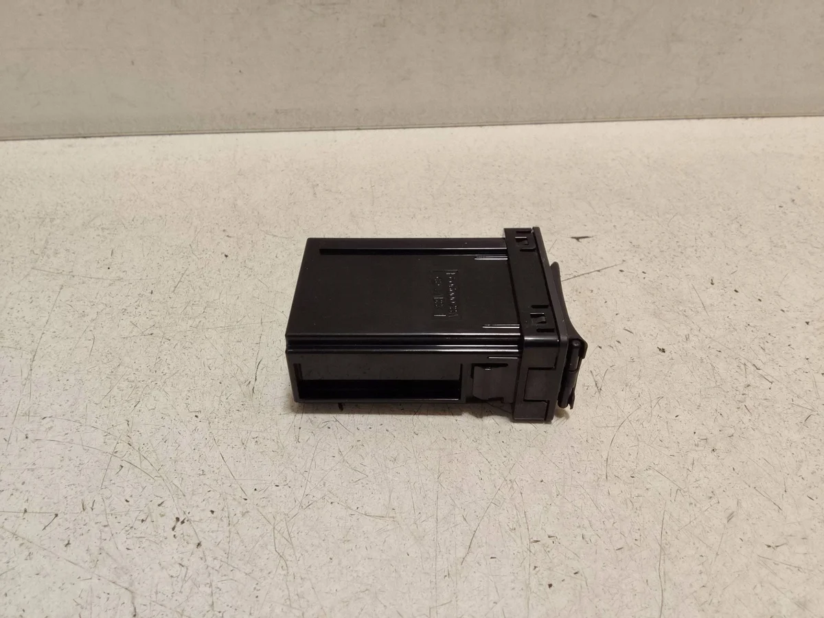 Lexus NX 86190-11010 Tomada USB thumbnail 3