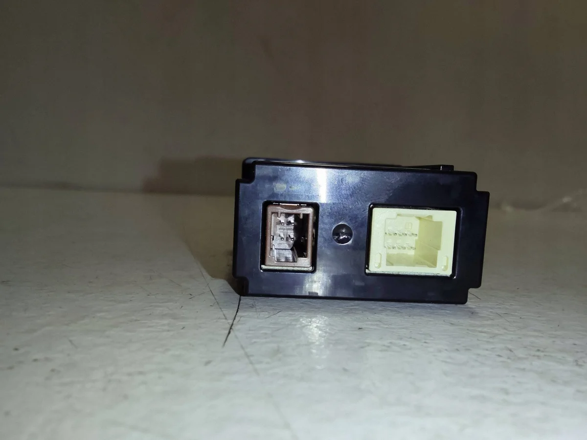 Lexus NX 86190-11010 Tomada USB thumbnail 6
