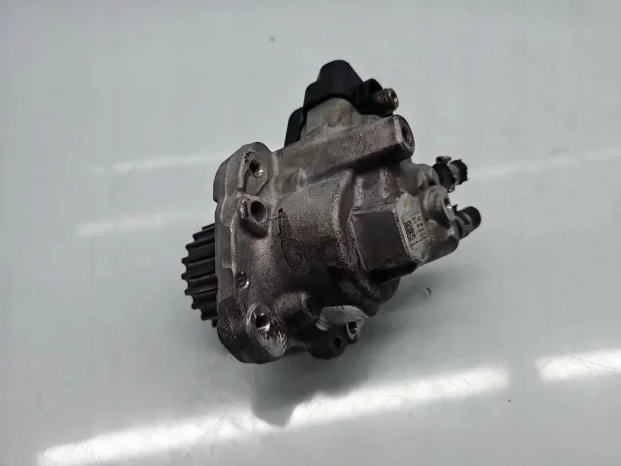 Skoda Injectiepomp 04B130755F image 3