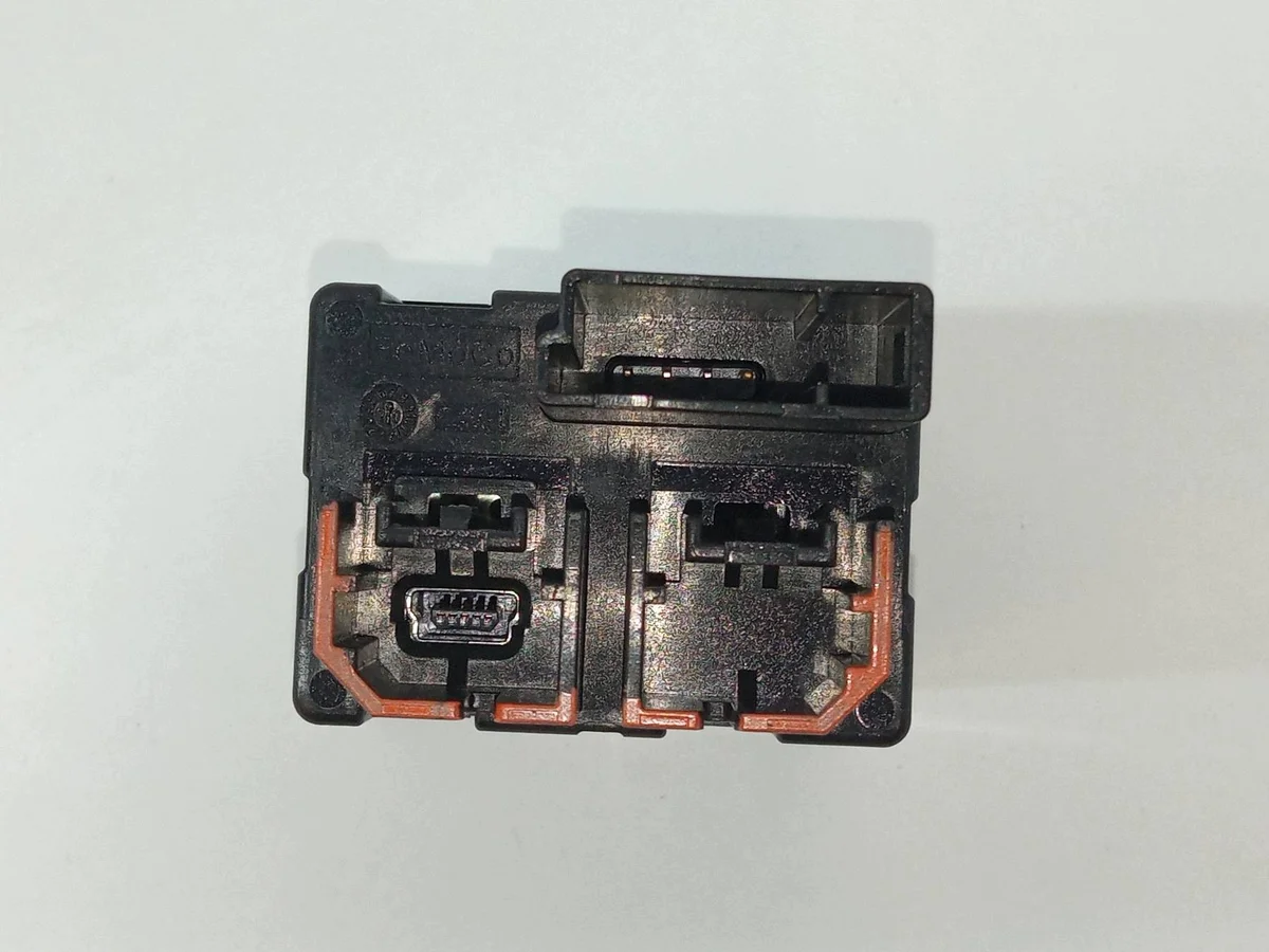 Lincoln Navigator USB Socket LC5T-14F014-DC image 4