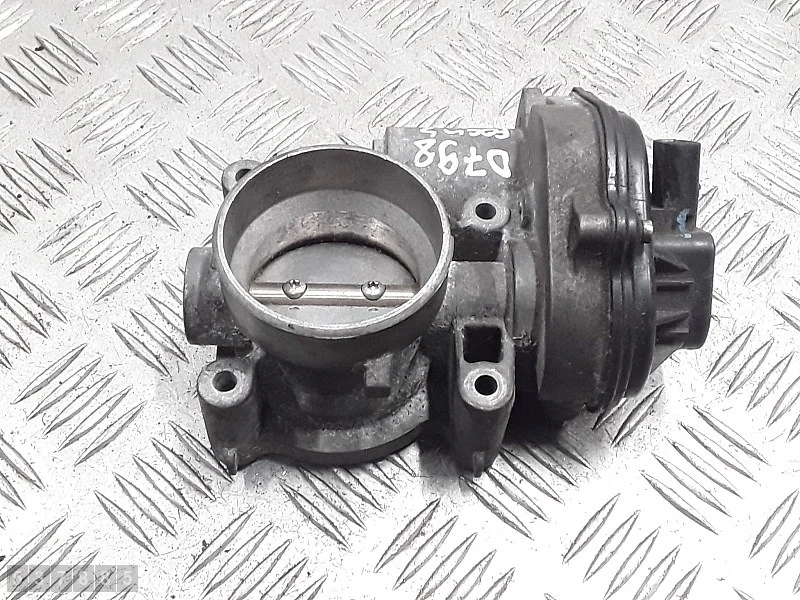 Kaasuläppäkotelo Ford Focus 1.8 VP4F9U9E928AB 2008 image 3