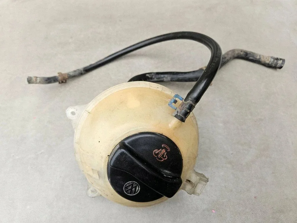 Jäähdytysnestesäiliö VW Golf III 1H0121407A