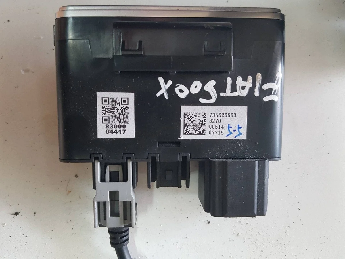 USB AUX -liitin Fiat 500X 735626663 I735626663I