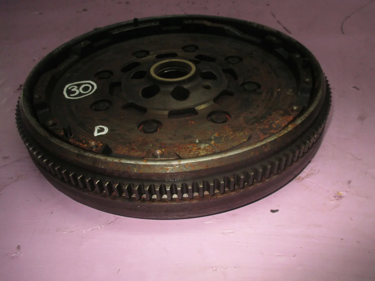 Kaksoismassapyörä 06A105264 Audi TT 1.8T