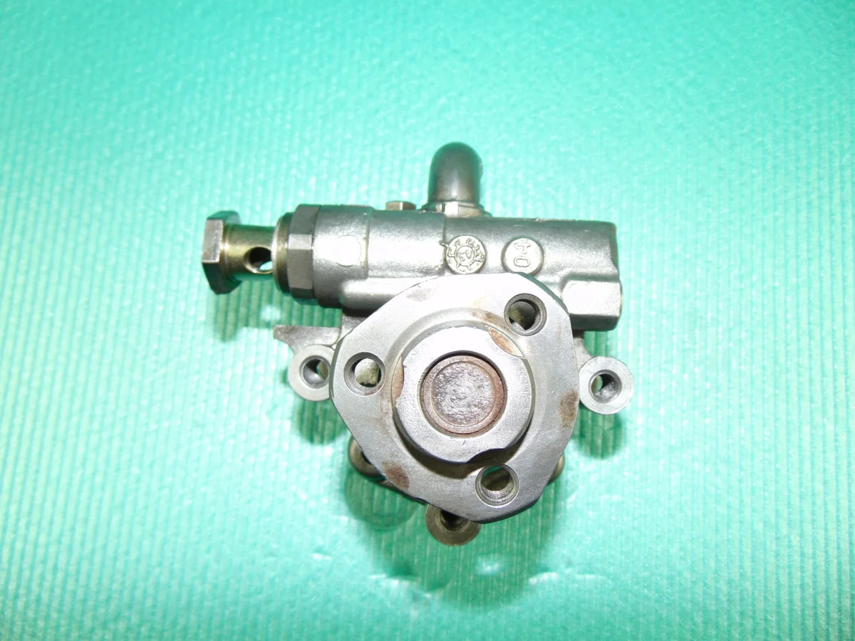 Bomba de dirección Audi 7M0145157AA usada image 4