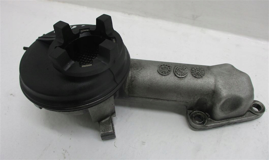 Oljepumpens rök Audi A8 D3 4.2 TDI BVN 057115253C image 3